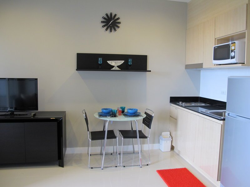 Ideo Verve Sukhumvit 81 - fully fitted kitchen and dining area