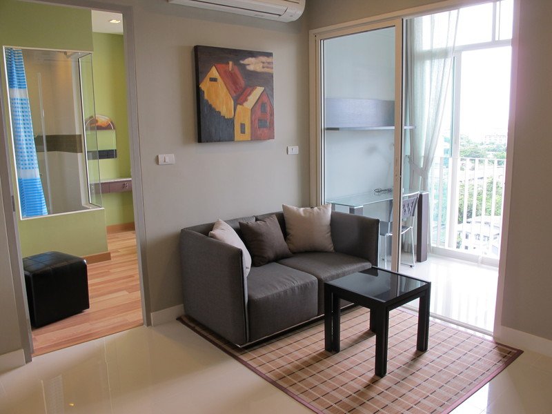 Ideo Verve Sukhumvit 81 - spacious living room with nice sofa