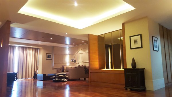 Riverine Place condominium