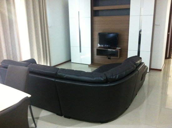 Furnished 2 BR <strong>condo near Krung Thon Buri</strong> BTS for rent, Villa Sathorn